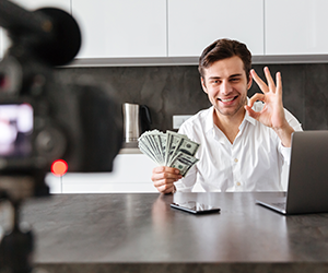 Cómo ganar dinero creando videos cortos para YouTube y TikTok