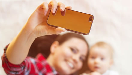 Las madres, cada vez más aficionadas a sus teléfonos celulares